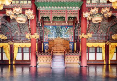 Seoul, Güney Kore - 13 Ekim 2017: güzel iç Injeongjeon salon alace Sarayı'nda. Harika ahşap oyma taht. Alace Palace Asya'nın popüler bir turistik 's.