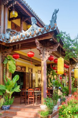 Hoi bir (Hoian), Vietnam - 11 Nisan 2018: Hoi An antik kenti Phap Bao tapınak alanında geleneksel sarı ve kırmızı ipek fenerler güzel Cafe süslenmiş.