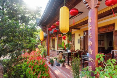 Hoi bir (Hoian), Vietnam - 11 Nisan 2018: Hoi An antik kenti Phap Bao tapınak alanında geleneksel sarı ve kırmızı ipek fenerler doğal kafe süslenmiş.