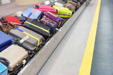 Bavul ve çanta varış alanı Havaalanı-yolcu terminal Bagaj konveyör bant üzerinde. Bagaj atlıkarınca.