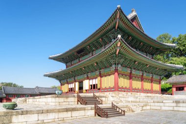 Injeongjeon salonu alace Sarayı'nda yan görünüm mavi gökyüzü arka planda Seoul, Güney Kore. Geleneksel Kore mimarisinin doğal köşk. Seul Asya'nın popüler bir turistik yer.