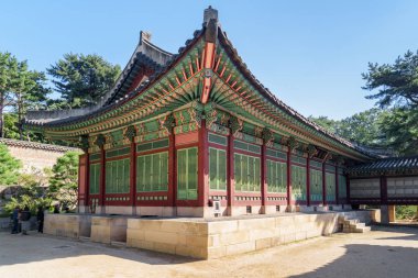 Mavi gökyüzü arka plan Seoul, Güney Kore üzerinde inanılmaz renkli pavilion alace Sarayı. Geleneksel Kore Saray mimarisi. Alace Palace Asya'nın popüler bir turistik 's.