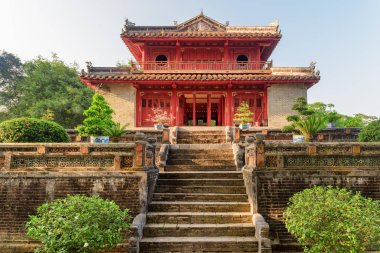 Minh Lau Pavyonu (parlak Pavilion) Minh Mang mezar Hue, Vietnam için merdiven. Renk tonu Asya'nın popüler bir turistik yer.