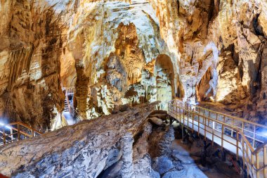 Sarkıt ve dikitler Tien oğlu mağara, Phong Nha-Ke Bang Milli Parkı Vietnam içindeki görünümü harika. Tien oğlu mağara Asya'nın popüler bir turistik 's.