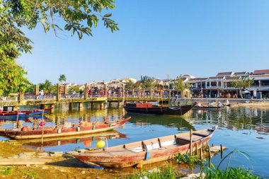 Hoi An antik kenti (Hoian), Vietnam tarih Prş Bon nehre doğal köprüden güzel manzarasına. Turist ahşap tekneler Nehri üzerinde. Hoi bir Asya'nın popüler bir turistik yer.