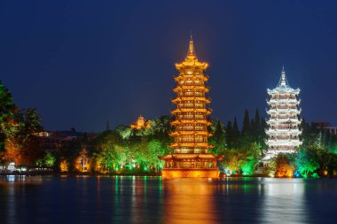 Güneş ve ay ikiz pagodadan Shanhu Gölü (köknar göl) gece manzarası. Altın ve gümüş pagodadan Guilin, Çin'in şehir aydınlatılmış. Guilin Asya'nın popüler bir turistik yer.