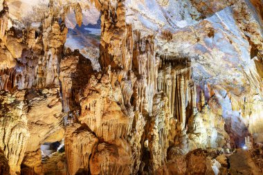 Güzel dikitler Tien oğlu mağara, Phong Nha-Ke Bang Milli Parkı Vietnam içinde. Tien oğlu mağara Asya'nın popüler bir turistik 's.