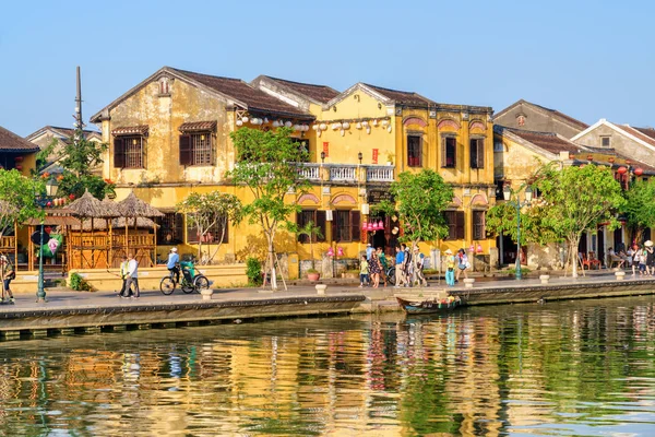 Hoian 베트남 2018 전통적인 마을에 건물의 놀라운 관광객 — 스톡 사진