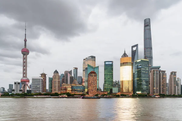 Shanghai, Çin Huangpu Nehri geçip Pudong manzarası (Lujiazui) inanılmaz akşam manzarası. Gökdelenler ve şehir kulesinde. Doğal cityscape. Shanghai Asya'nın popüler bir turistik yer.