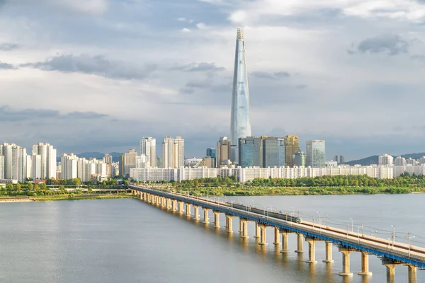 蚕室鉄橋 韓国のソウルの繁華街で漢川 のビュー 超高層ビルは 曇り空を背景に表示されます 美しい都市の景観 — ストック写真