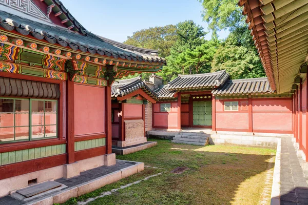 韩国首尔昌德宫宫的舒适庭院 美丽的传统韩国宫殿建筑 昌德宫宫是亚洲受欢迎的旅游胜地 — 图库照片