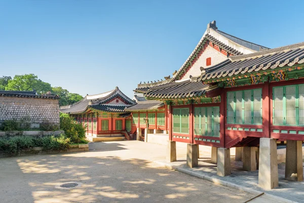 Escénicos Edificios Coloridos Del Palacio Changdeokgung Sobre Fondo Azul Del —  Fotos de Stock