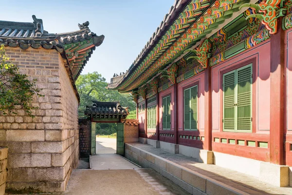 昌徳宮ソウル 南朝鮮の風光明媚な門の素晴らしい景色 伝統的な韓国の宮殿のような建築 昌徳宮はアジアの人気のある観光名所です — ストック写真