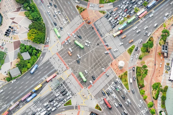 韩国首尔市中心的道路交叉口鸟瞰图 汽车和五颜六色的公共汽车在街道上 日间交通 首尔是亚洲最受欢迎的旅游胜地 — 图库照片