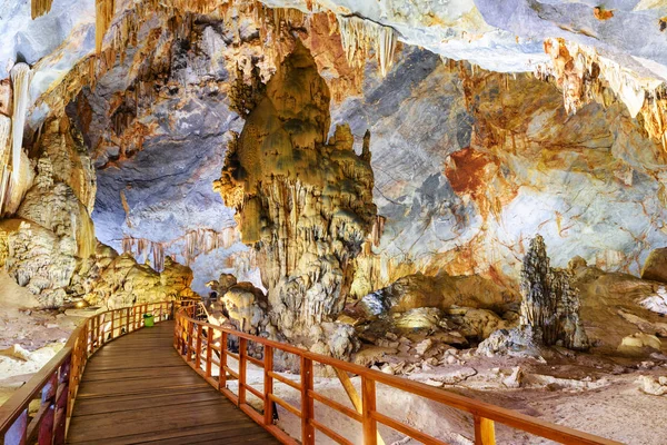 Scenic Wooden Walkway Beautiful Stalagmites Paradise Cave Thien Duong Cave — Stock Photo, Image