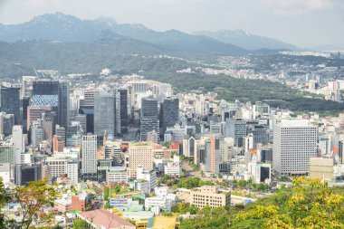 Seoul, Güney Kore - 8 Ekim 2017: Namsan dağ şehirden harika manzarasını. Şaşırtıcı cityscape. Seul Asya'nın popüler bir turistik yer.