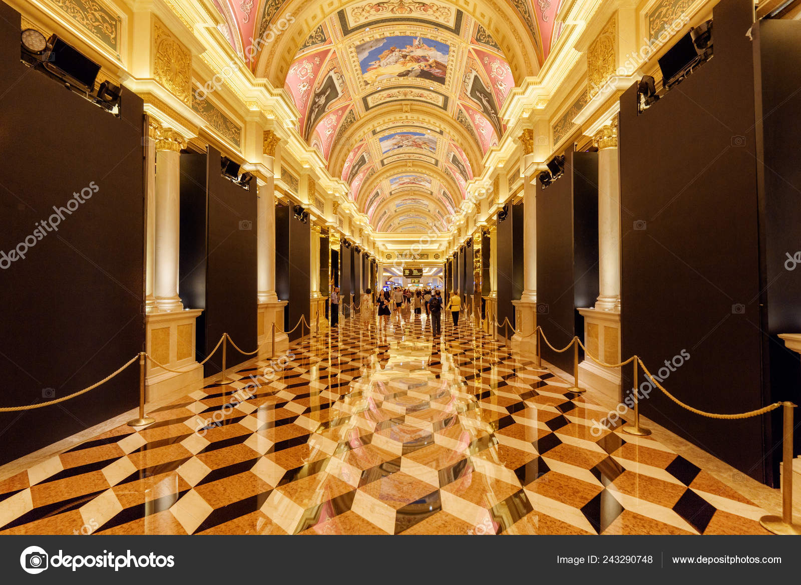 2017年10月17日通往世界上最大的赌场澳门威尼斯人的美丽走廊豪华酒店的美妙内饰澳门是亚洲最受欢迎的旅游目的地——