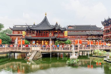 Shanghai, Çin - 5 Ekim 2017: Old City Yuyuan Garden Hu Xin Ting çayevinde (orta göl köşk) doğal görünümünü. Fotoğraf çekmek ve Jiuqu Köprüsü yürüyen turist.