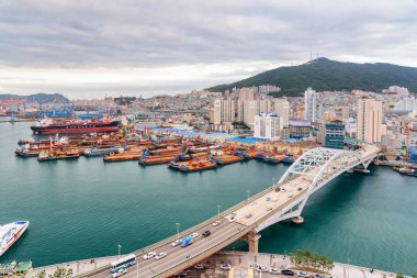 Busan, Güney Kore - 7 Ekim 2017: Busan bağlantı noktası ve Busandaegyo Bridge doğal üstten görünüm. Güzel cityscape.