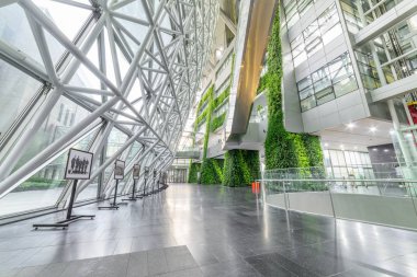 Seoul, Güney Kore - 12 Ekim 2017: güzel Galeri belediye binasının. Yeşil duvarlı muhteşem iç. Modern mimari. Seul Asya'nın popüler bir turistik yer.