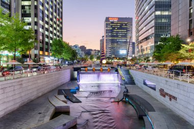 Seoul, Güney Kore - 12 Ekim 2017: ışıklı şelale gün batımında Cheonggye Stream (Cheonggyecheon). Akışıdır sakinleri ve turistler modern kamu rekreasyon alanı arasında popüler.