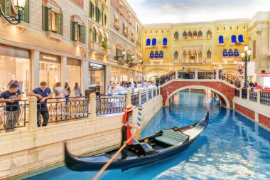 Macau - 17 Ekim 2017: Doğal görünümünü gondol Venedik Makao içinde San Luca kanaldaki. Bu lüks otel, ünlü alışveriş merkezi ve dünyanın en büyük kumarhane olduğunu.