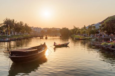 Hoi bir (Hoian), Vietnam - 11 Nisan 2018: Gün batımında Prş Bon nehrinde tekne harika manzarasını.