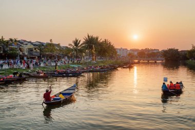 Hoi bir (Hoian), Vietnam - 11 Nisan 2018: Gün batımında Prş Bon nehrinde tekne güzel manzarasına.