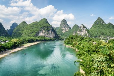 Yangshuo Guilin County, Çin, şaşırtıcı yaz güneşli manzara. Güzel manzara Karstik dağlar ve masmavi su ile Li Nehri (Lijiang Nehri). Mavi gökyüzü arka plan üzerinde harika yeşil tepeler.
