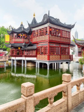 Eski City Shanghai Çin Yuyuan Garden Hu Xin Ting çayevinde (orta göl köşk) doğal görünümünü. Güzel geleneksel kırmızı ahşap Çince Stilts üzerinde bina.