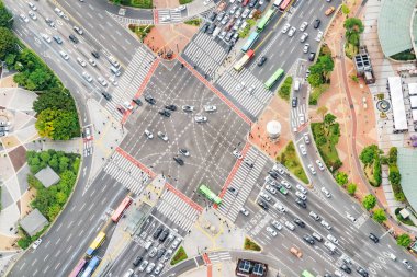 Şehir merkezindeki yol kavşakta Güney Kore'de Seul doğal hava görünümünü. Arabalar ve sokaklarda renkli otobüsler. Gün Rating. Seul Asya'nın popüler bir turistik yer.