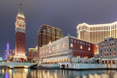Harika akşam görünümünü Macau Cotai Venedik Gotik tarzı güzel binalar. Kopya, Palazzo Ducale ve çan kulesi, St Mark. Kumarhaneler ve alışveriş merkezleri yeni kumar ve turizm alanının.