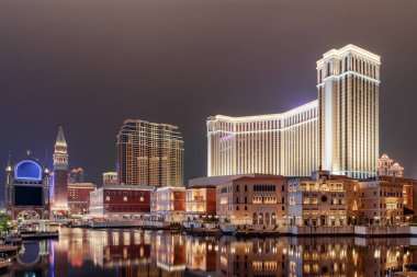 Harika gece görünümü Venedik Gotik tarzı şaşırtıcı binaların su Macau Cotai yansıtılır. Güzel cityscape. Cotai olduğunu casinolar ve alışveriş merkezleri ile yeni bir kumar ve turizm alanı.