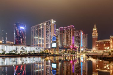 Modern binalar gece görünümü şaşırtıcı su Macau Cotai yansıtılır. Güzel cityscape. Cotai olduğunu casinolar ve alışveriş merkezleri ile yeni bir kumar ve turizm alanı.