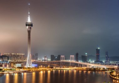 Macau Kulesi ve Sai Van Köprüsü 'nün Praia Grande Körfezi' ni (Nam Van) geçtiği ve Taipa Adası ile Macau Yarımadası 'nı birbirine bağladığı güzel bir gece manzarası. İnanılmaz Macao silueti. Harika şehir manzarası.