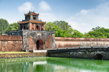 Kalenin ve imparatorluk şehri ile mor Yasak Şehir, Hue, Vietnam çevreleyen hendeğin köprüden kale duvarına Ngan kapıda doğal görünümünü. Renk tonu popüler bir turistik yer.