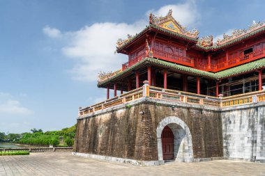 Doğal görünümü ile mor Yasak Şehir kalenin Hue, Vietnam için içinde İmparatorluk şehrine Meridian Gate. Renk tonu Asya'nın popüler bir turistik yer.