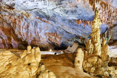 Doğal dikitler cennet Mağarası (Thien Duong mağara), Phong Nha-Ke Bang Milli Parkı Vietnam içinde. Cennet Mağarası Asya'nın popüler bir turistik 's.