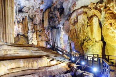 Cennet Mağarası (Thien Duong Mağarası) içinde yeraltı odası, Phong Nha-Ke Bang Milli Parkı Vietnam şaşırtıcı. Cennet Mağarası Asya'nın popüler bir turistik 's.