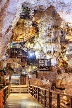 Cennet Mağarası (Thien Duong mağara), Phong Nha-Ke Bang Milli Parkı Vietnam dan çıkmak için önde gelen ahşap merdiven. Cennet Mağarası Asya'nın popüler bir turistik 's.