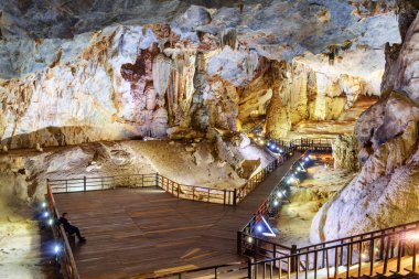 Güzel manzara içinde cennet Mağarası (Thien Duong mağara), Phong Nha-Ke Bang Milli Parkı Vietnam dev odası. Cennet Mağarası Asya'nın popüler bir turistik 's.