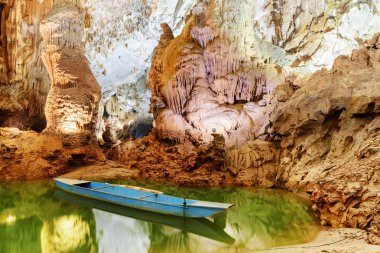 Phong Nha mağara, Phong Nha-Ke Bang Milli Parkı Vietnam içinde mavi tekne Park. Şaşırtıcı sarkıt ve dikitler ıslak mağarasının arasında oğlu Nehri'nin yeraltı bölümü.