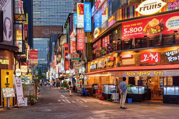 韩国首尔 2017年10月10日 市中心一条风景秀丽的狭窄街道上的五颜六色的招牌夜景 首尔是亚洲最受欢迎的旅游目的地 — 图库照片