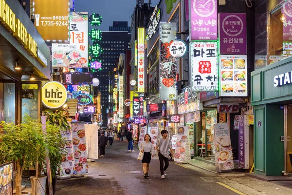 韩国首尔 2017年10月10日 市中心狭窄街道的夜景 游客和居民走在酒吧和餐馆 首尔是亚洲最受欢迎的旅游目的地 — 图库照片