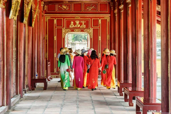 Hue Vietnã Abril 2018 Mulheres Vietnamitas Roupas Tradicionais Dai Caminhando — Fotografia de Stock