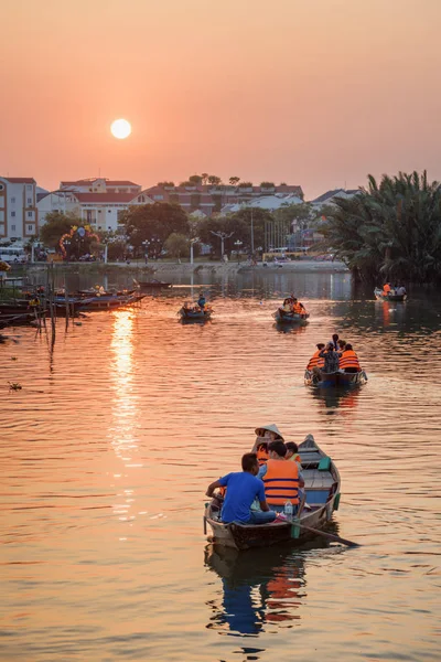 Хой Hoian Єтнам Квітня 2018 Азіатський Туристи Виїжджають Заході Сонця — стокове фото