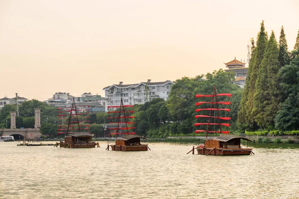 Festői Fából Készült Hajók Díszített Vörös Zászlók Parkolt Guilin Kína — Stock Fotó