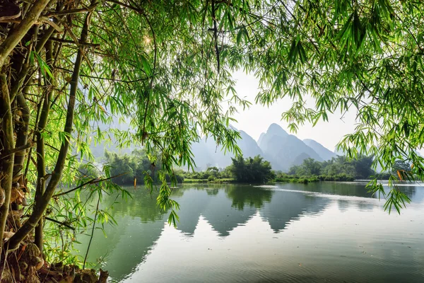 Vista Rio Yulong Belas Montanhas Carste Através Folhagem Verde Árvore — Fotografia de Stock