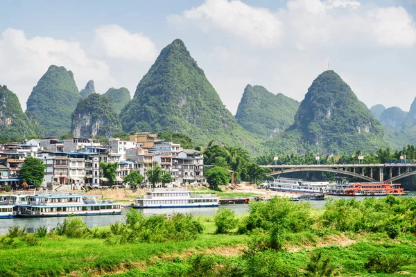 Bela Vista Cidade Yangshuo Ponte Incrível Montanhas Cársticas Cênicas Fundo — Fotografia de Stock