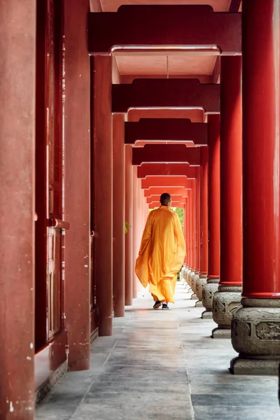 Chinese Boeddhistische Monnik Wandelen Langs Rode Houten Gang Van Een — Stockfoto